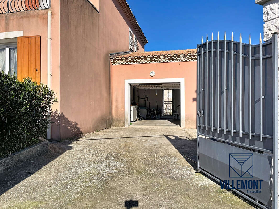 Entrée portail et garage - Maison à MILHAUD