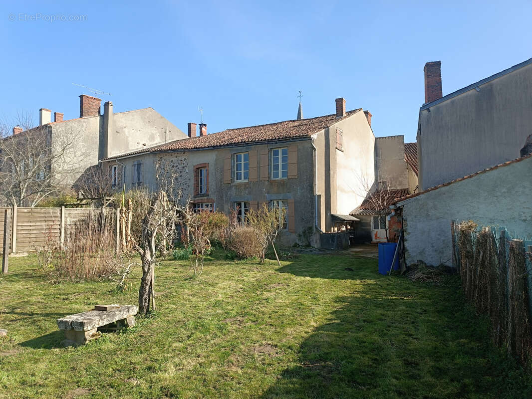 Maison à BUSSIERE-POITEVINE