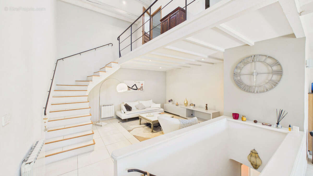 À 5 km d'Avignon Maison de Village Type LOFT 170 m² avec Terrasse, Garage Idéale 2 Familles - photo 2