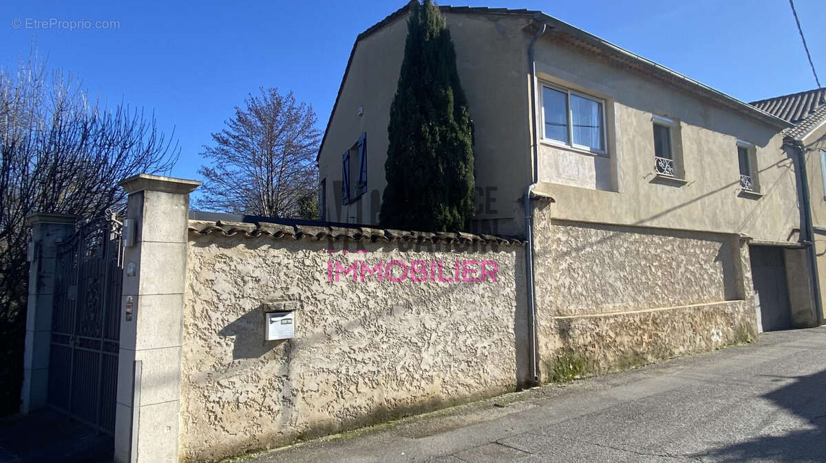 Maison à ENTRAIGUES-SUR-LA-SORGUE