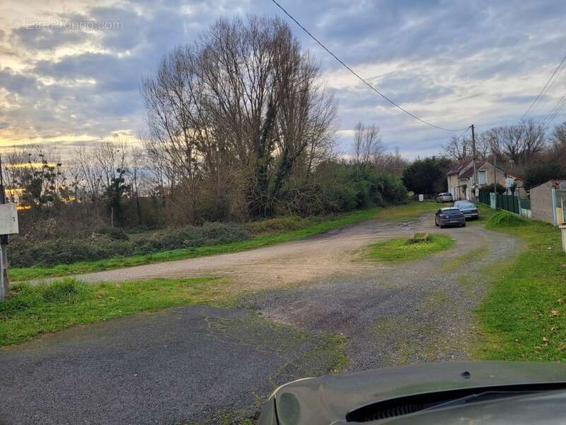 Terrain à LA CELLE-SAINT-AVANT