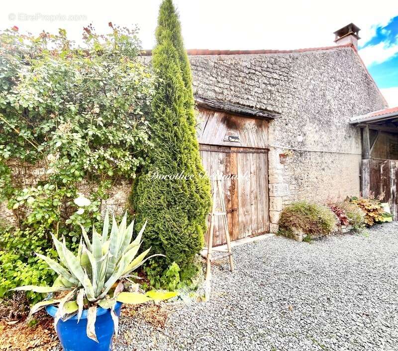 Maison à vendre 8 pièces MIGRE (17) Ensemble immobilier de charme avec gîte indépendant, dépendances et vue campagne – Migré - photo 14