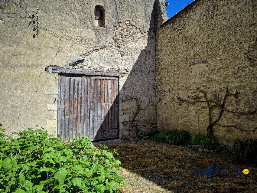 Appartement 300 m² à Gannat  - photo 6