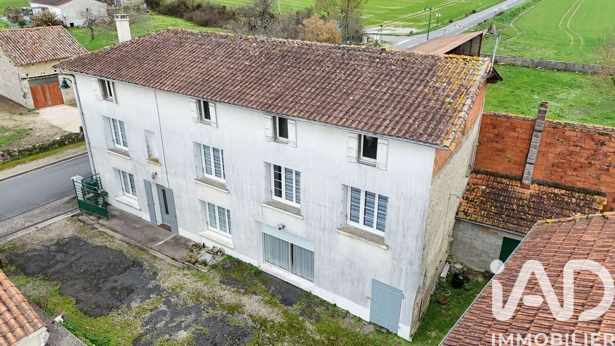 Maison 180 m² à Anais  - photo 2