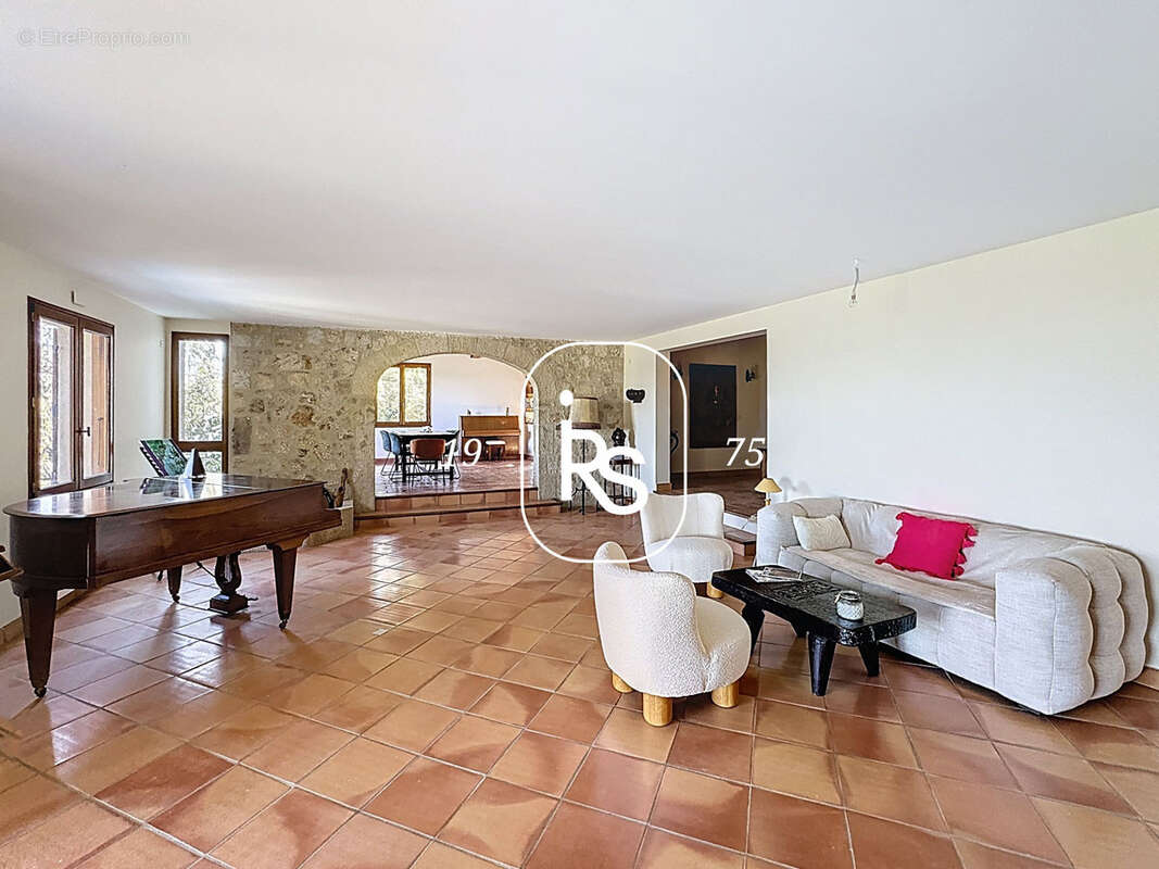 Villa confortable de 204 m2 habitables avec une vue panoramique et 5392 m2 de terrain arboré - photo 7