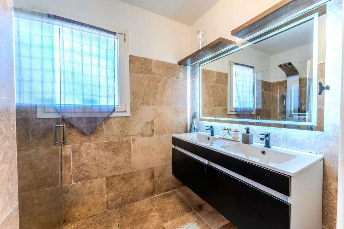 Maison à LE CASTELLET