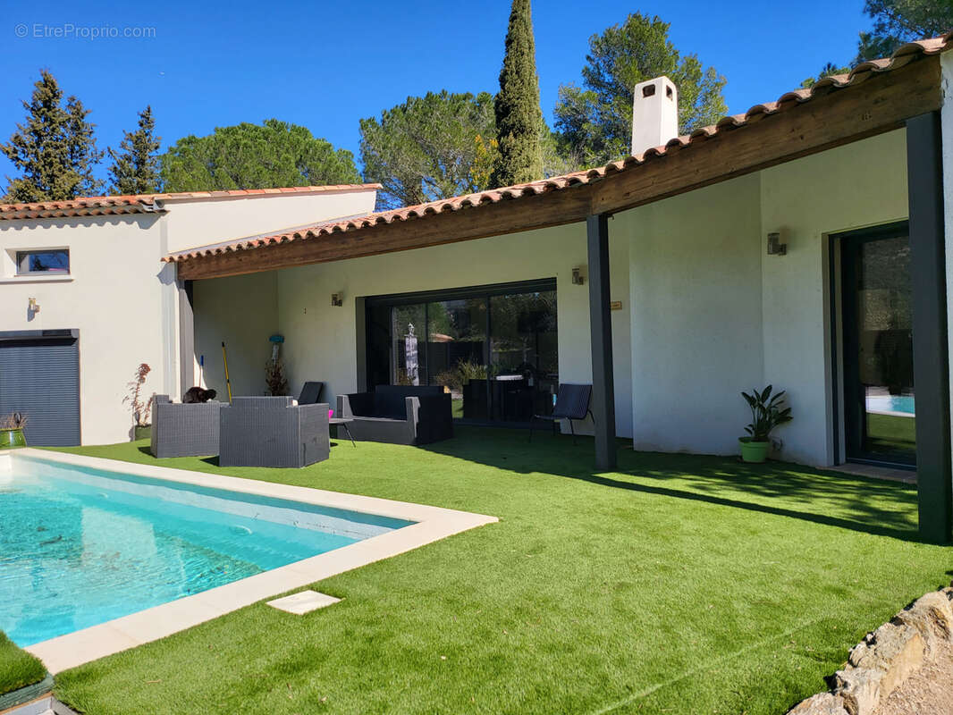 villa 4 pièces avec piscine et terrain constructible à 5 min à pieds du village du plan de la tour - photo 3