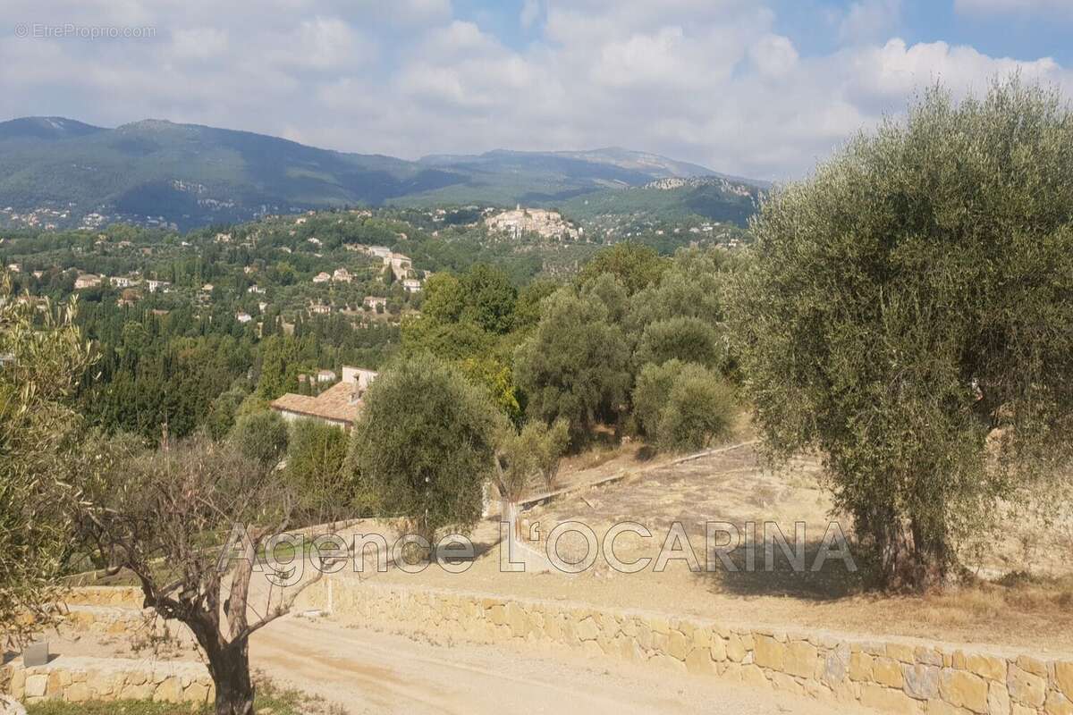 Terrain à OPIO