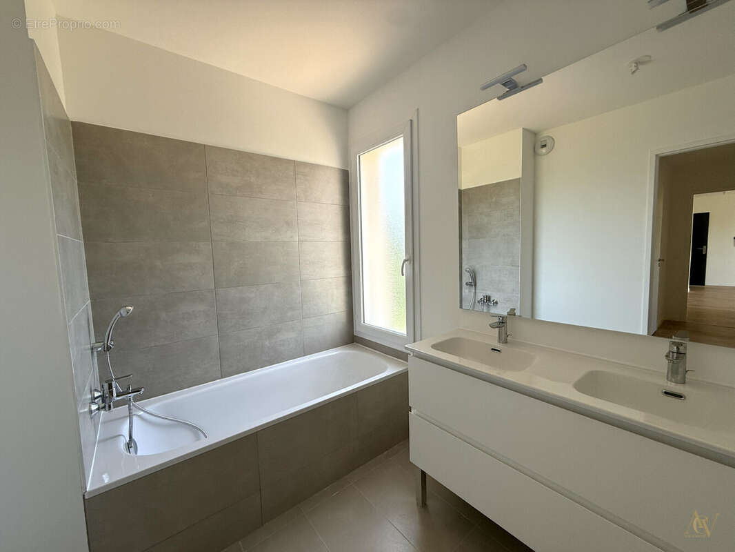 T3 LUMINEUX AVEC TERRASSE - COGOLIN CENTRE À PIED 2 - Appartement à COGOLIN