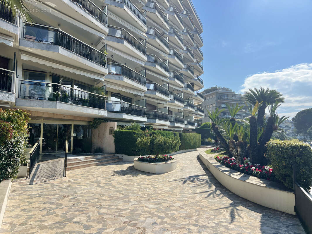 3 pièces 96 m2 de standing   rénové   terrasse sud avec vue parc et mer   parking   à 3 min des plages du palm - photo 13