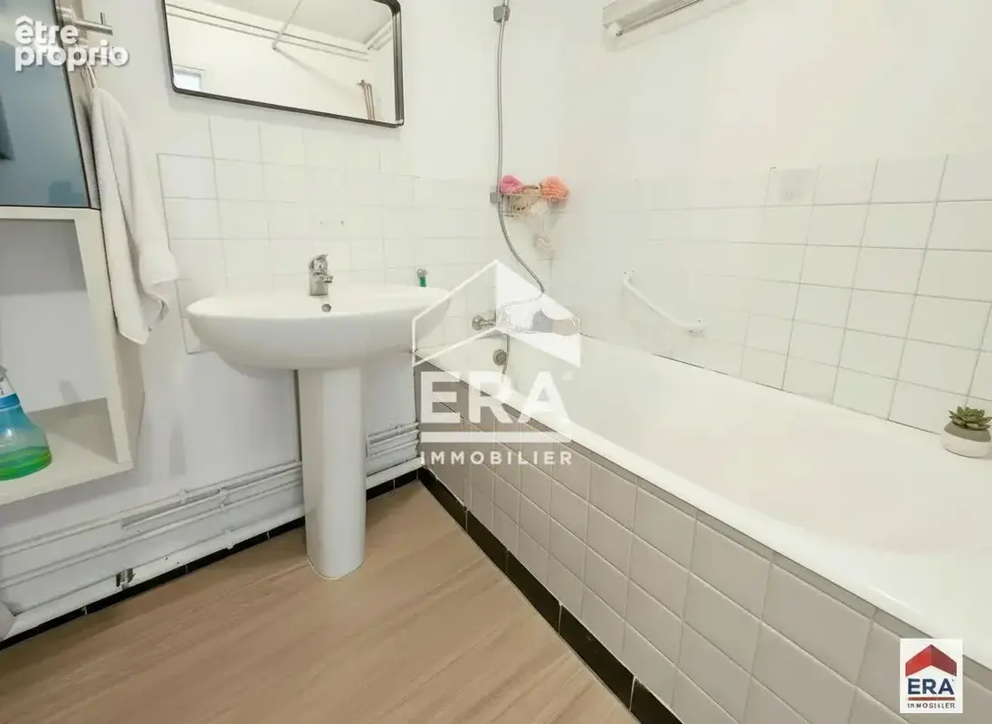 Croix centre - t3 de 72 m² - balcon - parking privatif - cave - photo 6