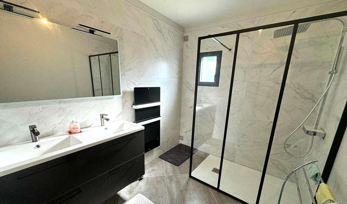 SDB - Maison à LE VIGEANT