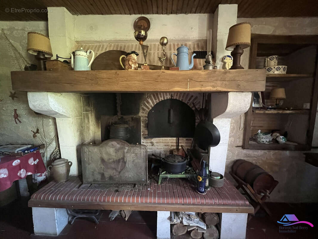 CHEMINEE ET FOUR A PAIN - Maison à LE CHATELET