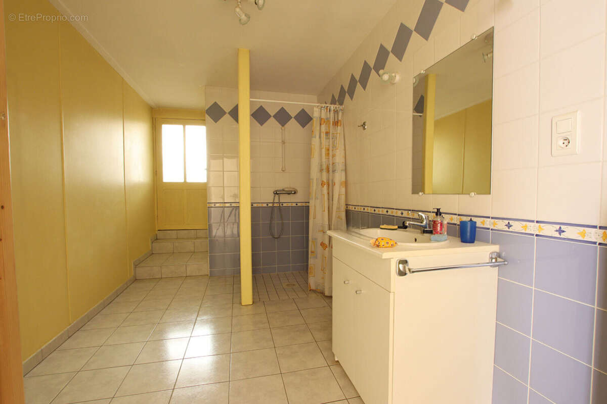 Vouillé, maison de village à rénover - photo 9