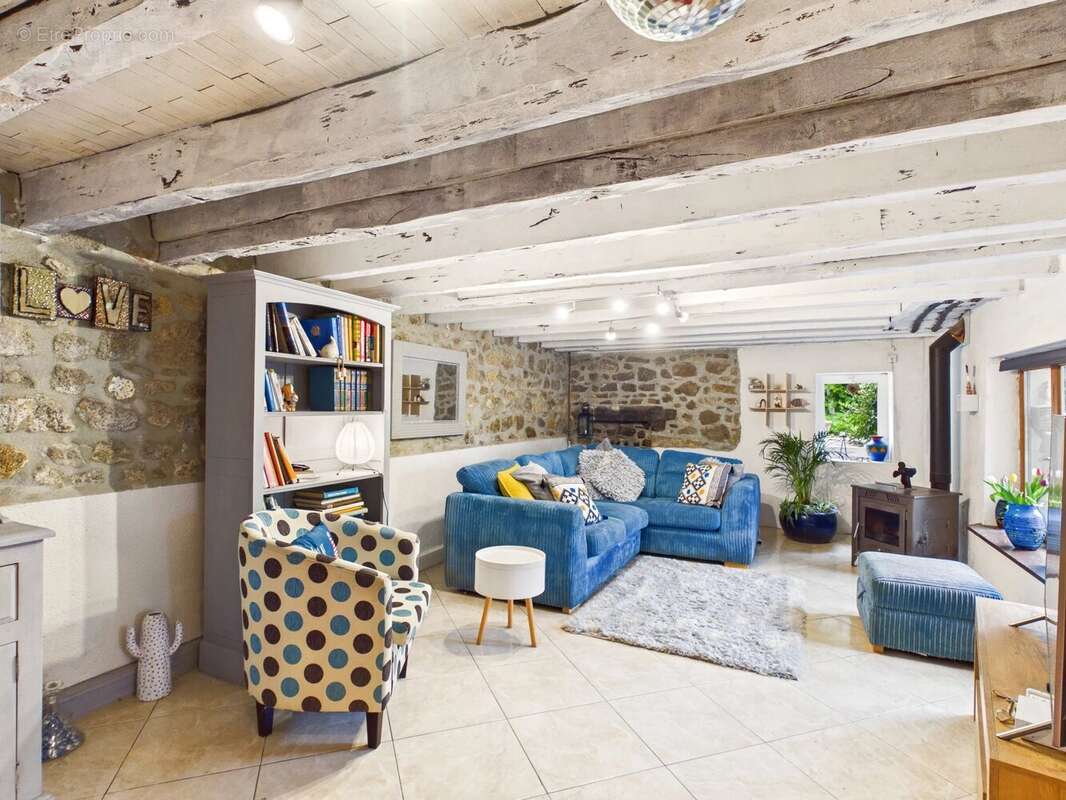 Charmante maison en pierre avec un terrain de 6 000 m² - photo 4