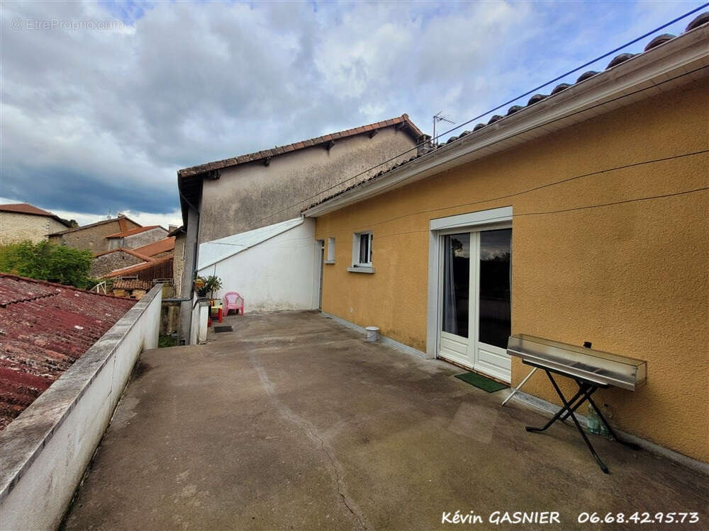 Maison à LES SALLES-LAVAUGUYON