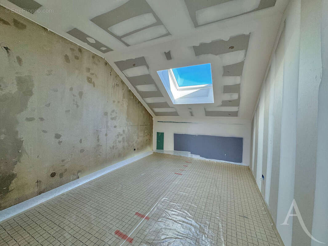Magnifique T4 au dernier étage (103m²) + sa terrasse en attique (22m² ) + 2 parkings extérieurs + 1 parking couvert - photo 9
