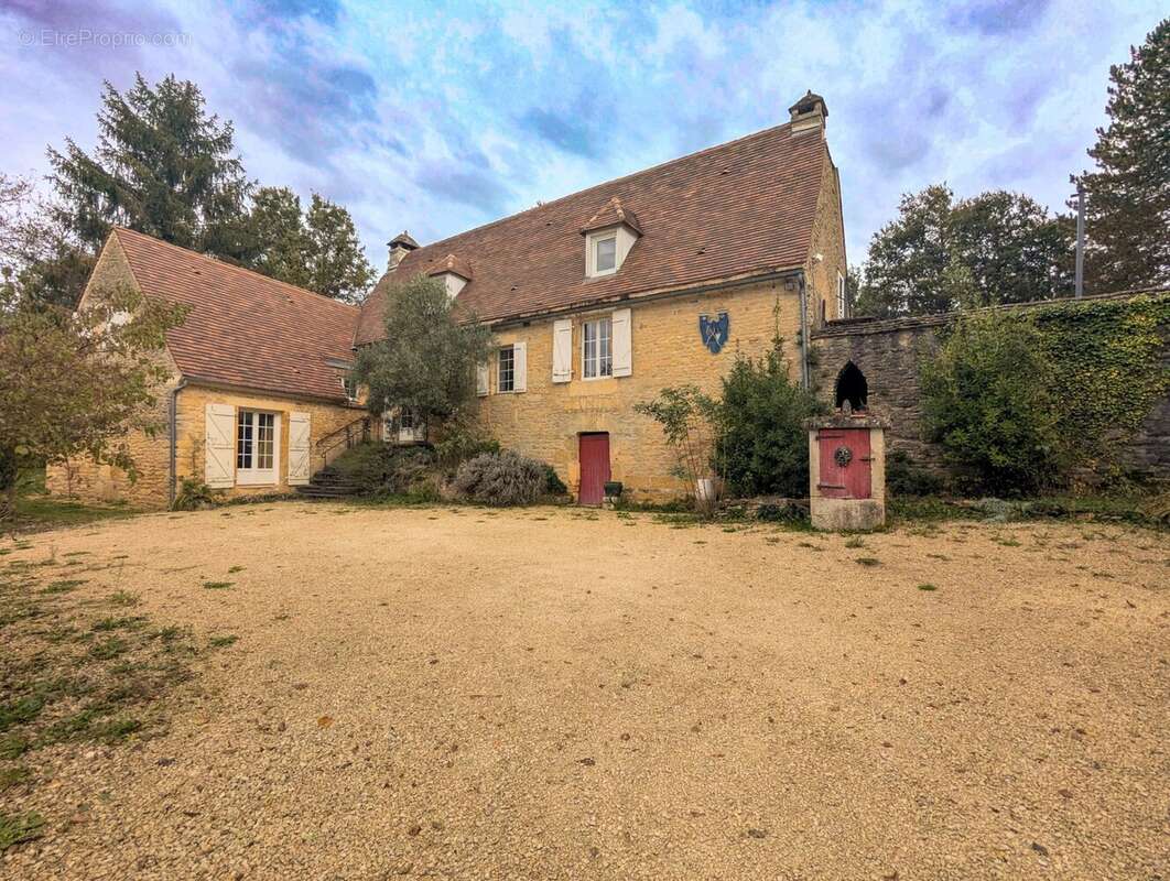 Jolie maison en pierre avec 4 chambres, piscine et jardins - photo 10