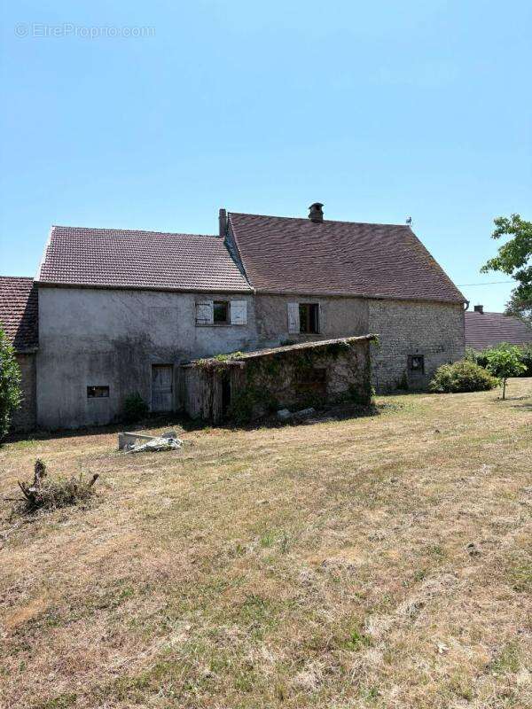 Ancien corps de ferme à fort potentiel avec dépendances - photo 2
