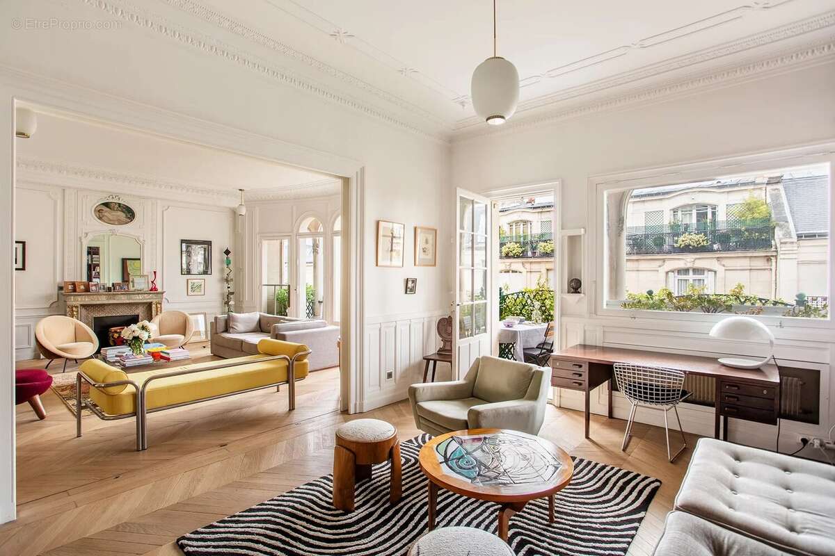Appartement à PARIS-16E