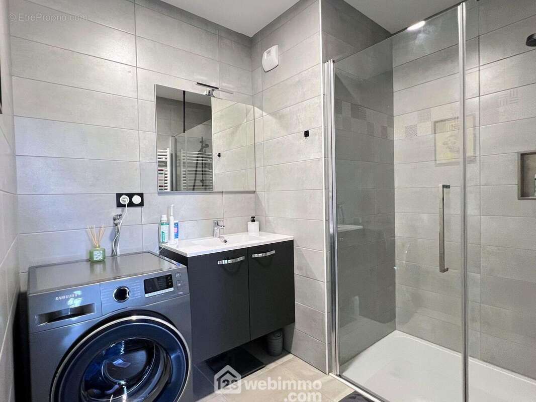 ... dispose de sa salle de douche spacieuse et confortable. - Appartement à ANGERS