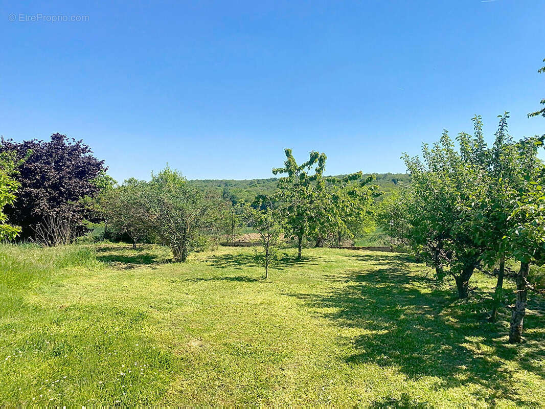 Terrain à MORAINVILLIERS