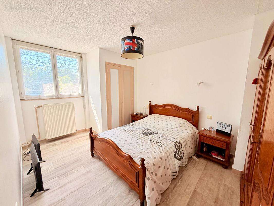 À 10 minutes de la gare LAROCHE-MIGENNES, Maison familiale de 220 m², 6 chambres, sur sous-sol total - photo 7