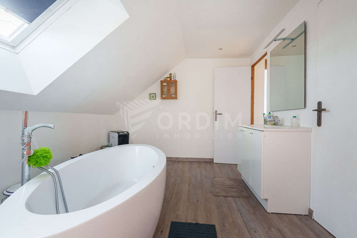 Maison à EGRISELLES-LE-BOCAGE