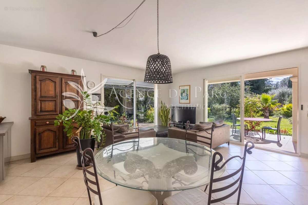Maison à ROQUEFORT-LES-PINS