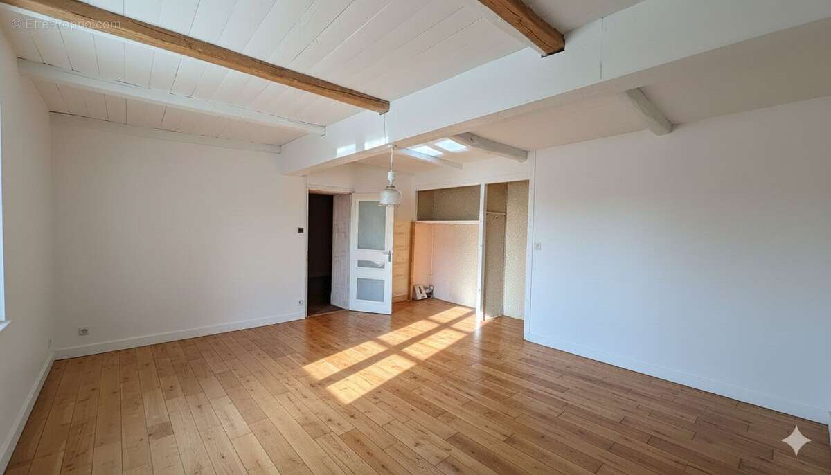 Maison à SAINT-VICTOR-DE-MORESTEL