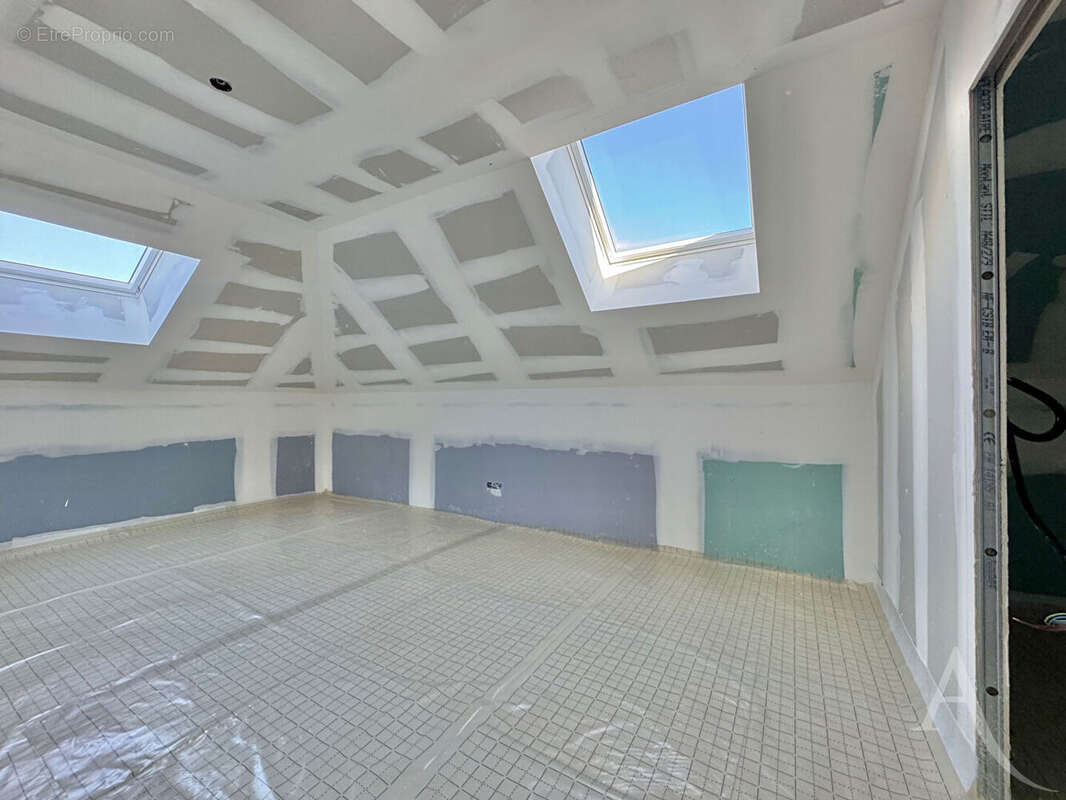 T4 au dernier étage (96,89m²) + sa terrasse de 17m² + 3 parkings privatifs - photo 8