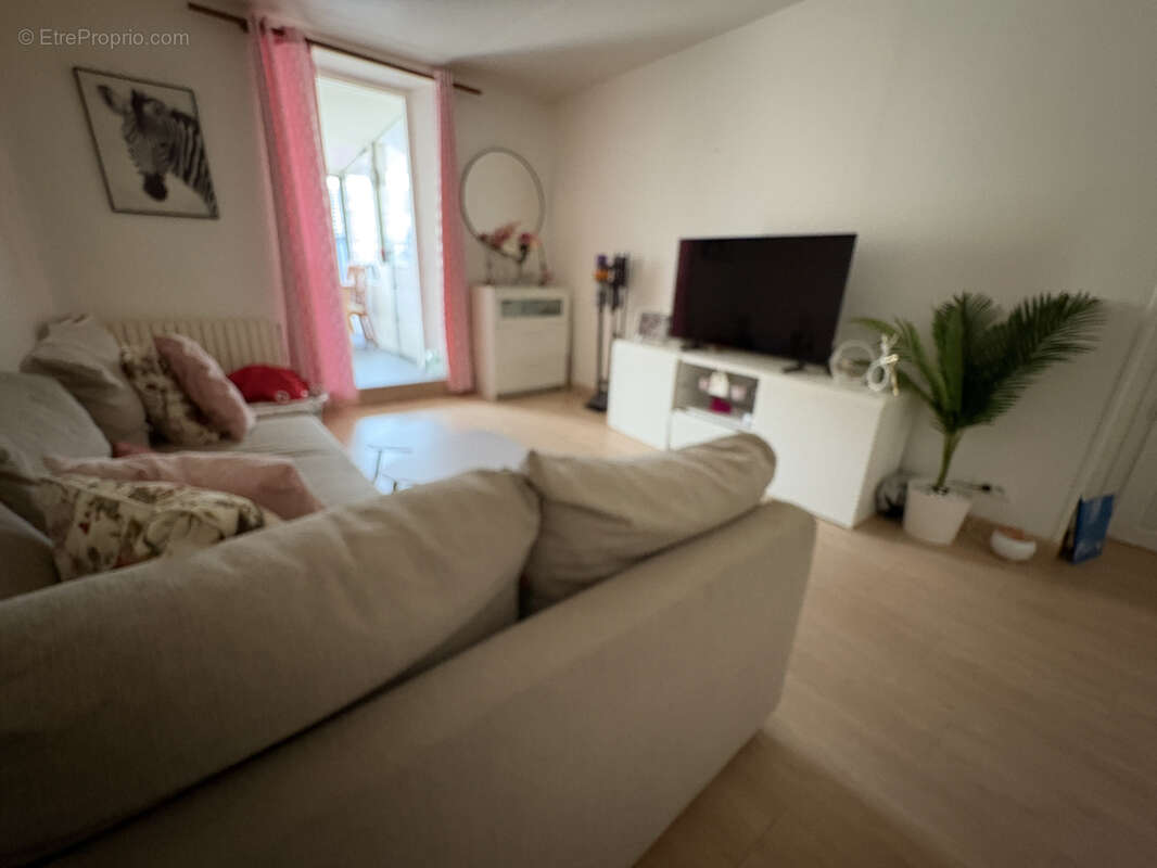 Appartement à VENEUX-LES-SABLONS