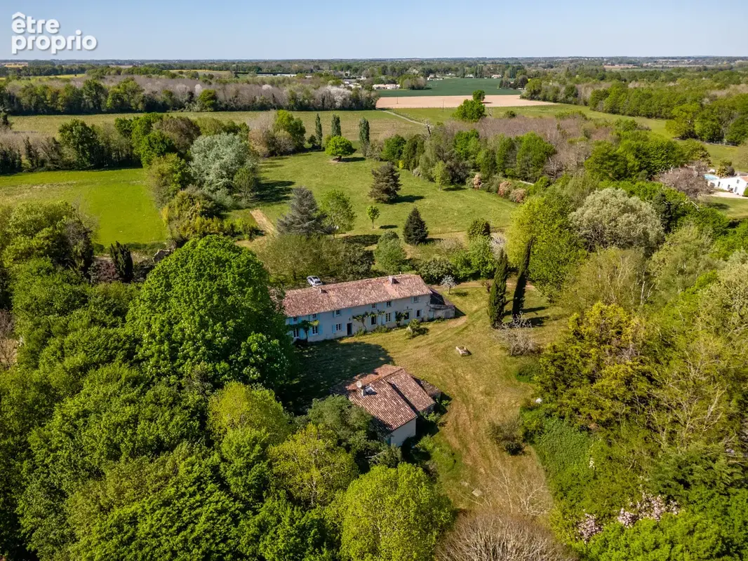 Propriété saintongeaise, 3 logements, 7 chambres, piscine, nombreuses dépendances, terrain 2 hectares - photo 3
