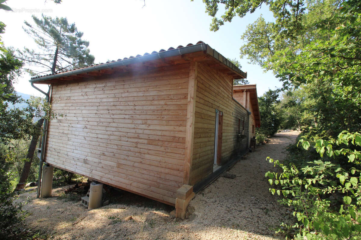 Charmante maison en bois de 98 m2 sur un terrain de 2800 m2. - photo 34