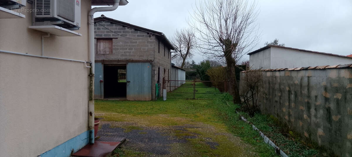 Maison à SAINT-MEDARD-DE-GUIZIERES