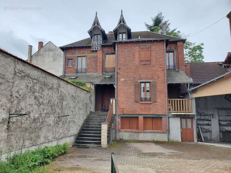 VIERZON PROCHE CENTRE - 2 immeubles de rapport + 1 atelier - photo 2