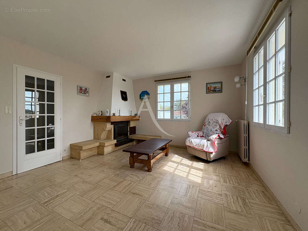 Maison 5 pièces - 3 chambres - NALLIERS - photo 4