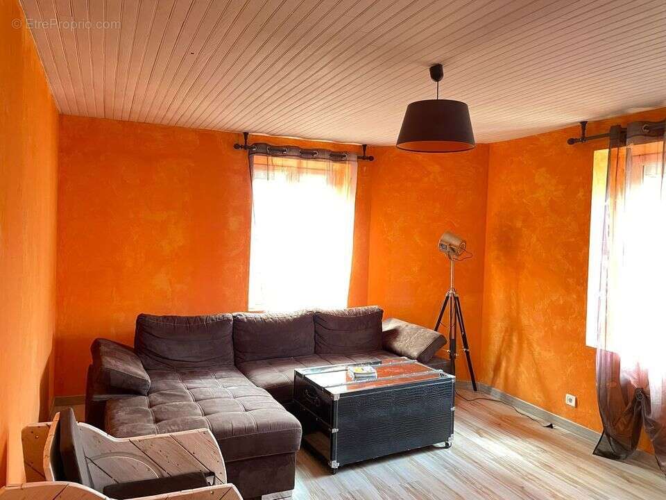 A PRUZILLY PROCHE MACON EN BOURGOGNE MAISON 5 PIECES DE 125 M² - Maison à PRUZILLY