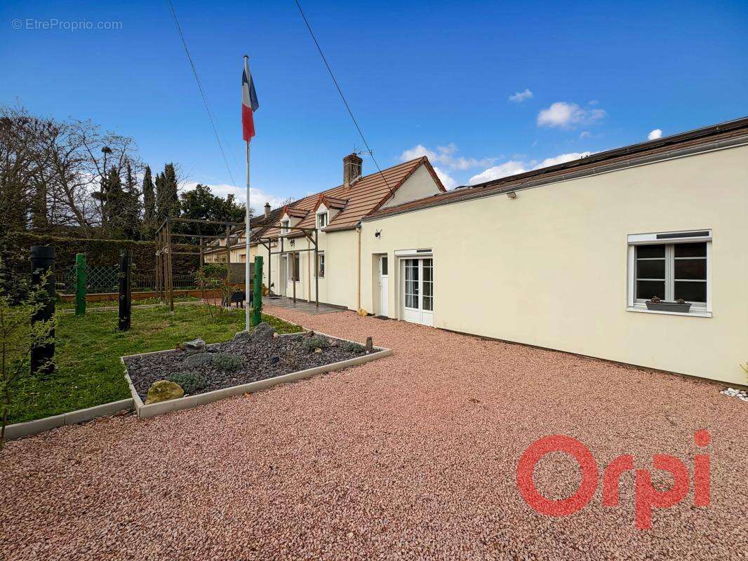 Maison à CHALIVOY-MILON