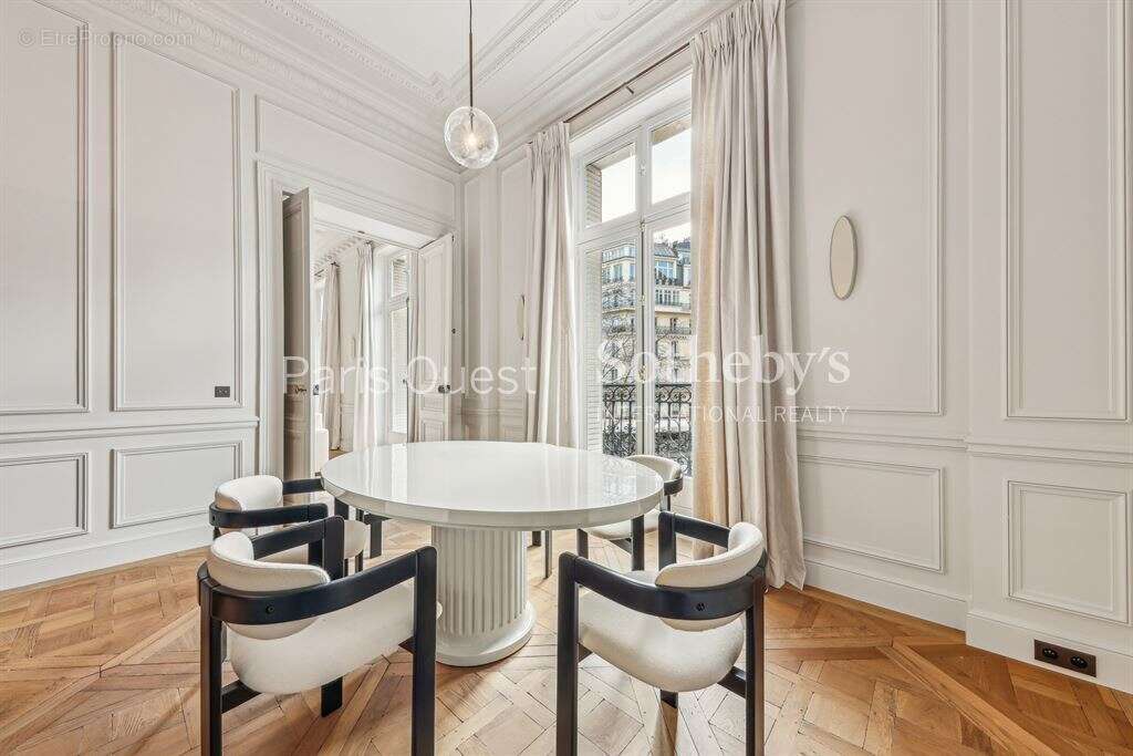 Appartement à PARIS-8E