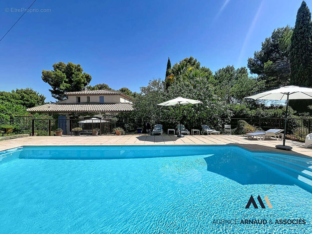 Belle propriété familiale avec piscine sur vaste terrain arboré - photo 16
