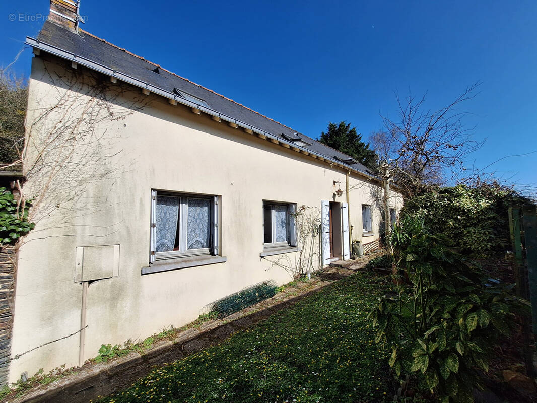 Maison à COMBREE