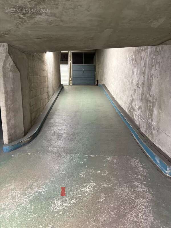 Parking rue de tocqueville - photo 3