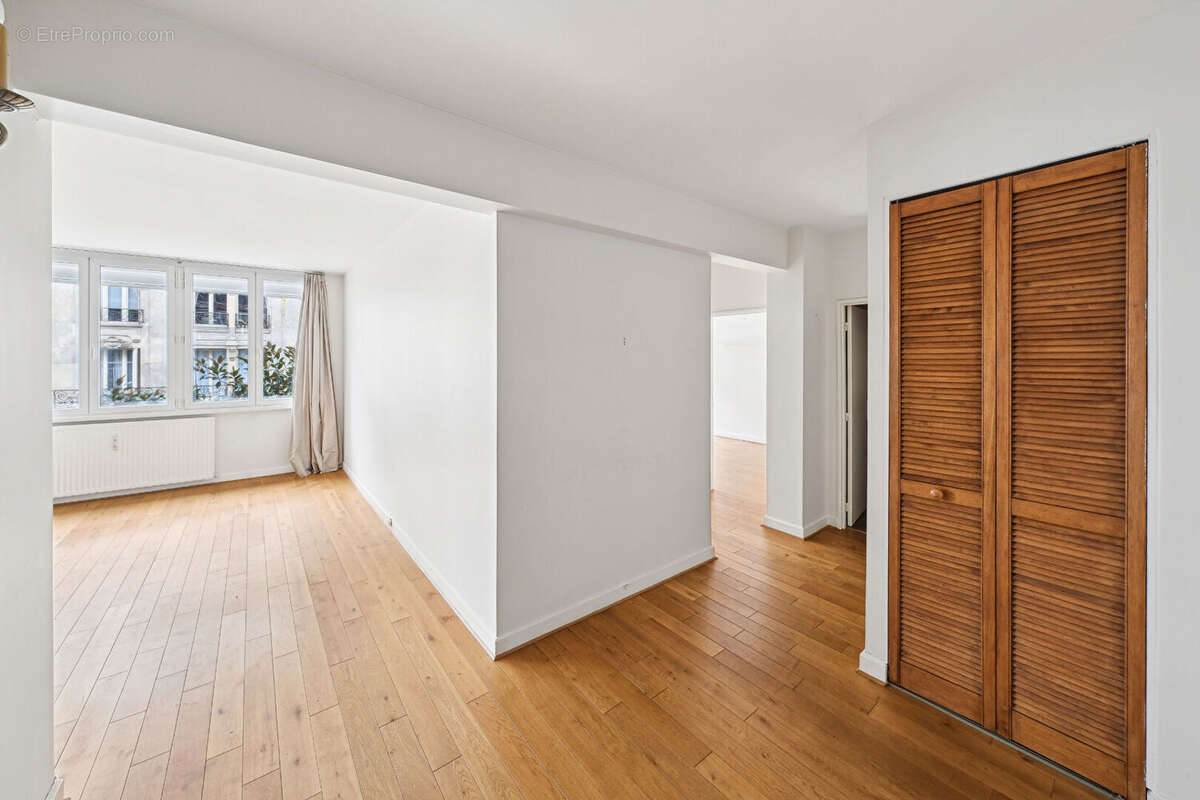 Appartement à PARIS-16E