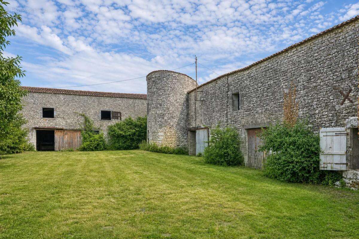 Ancien château de 7 pièces de 400 m² à Saint-Savinien - photo 5