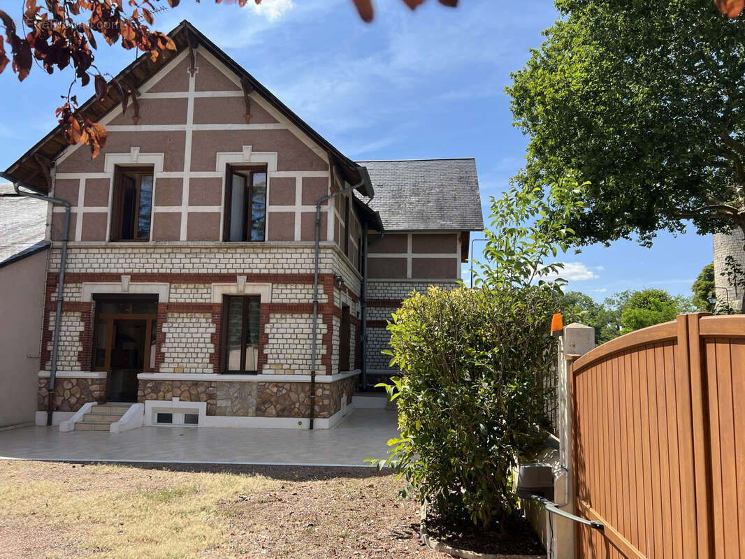 Maison à DUN-SUR-AURON