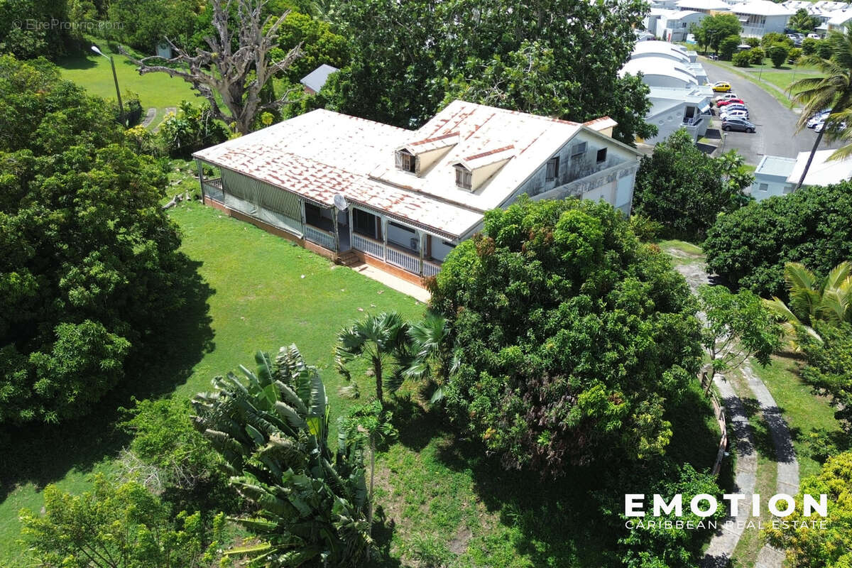 Maison à LES ABYMES