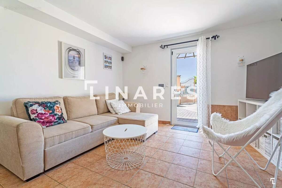 LA CEYRESTAINE  - Villa T7 de 225m2 - Terrain 759m2 - PISCINE - 13600 CEYRESTE - photo 18
