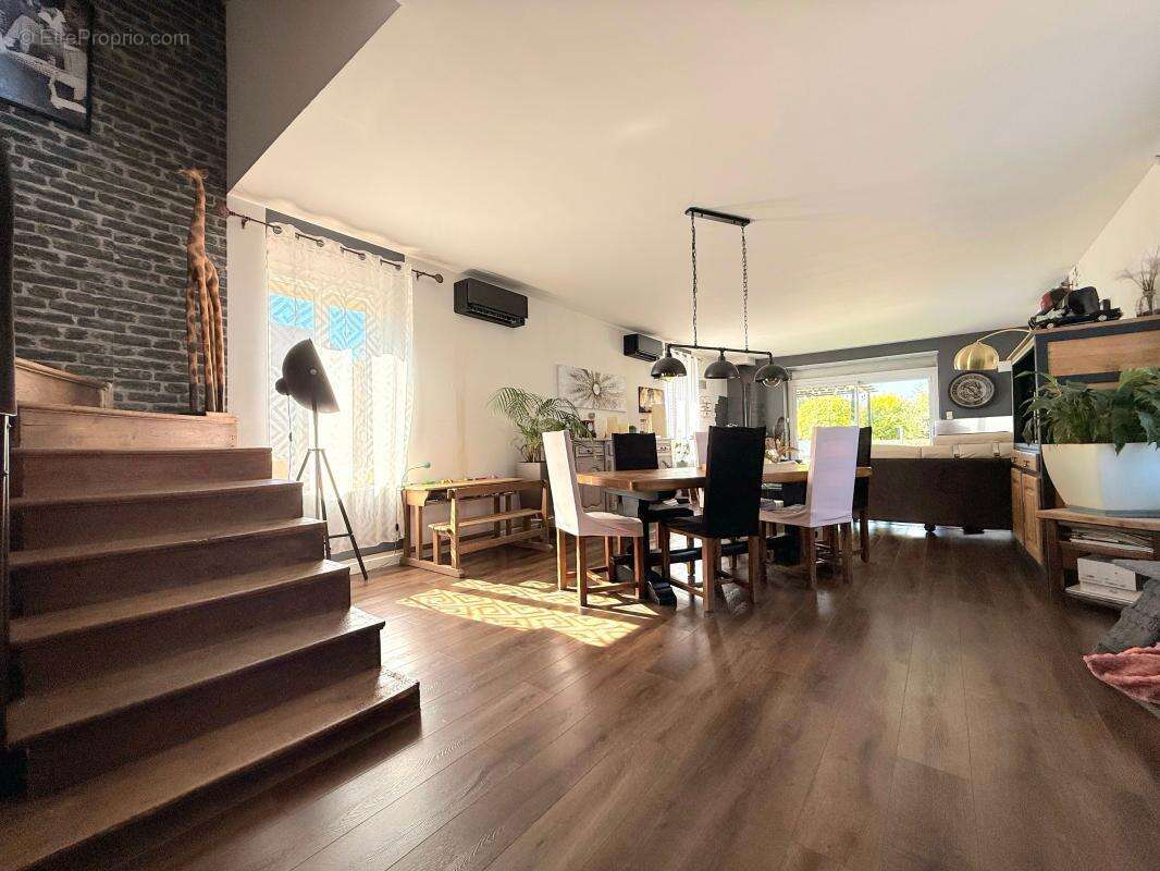 À vendre – Coup de cœur assuré! Authentique longère en pierre avec piscine – 143 m² – Terrain de 1 000 m² - photo 3