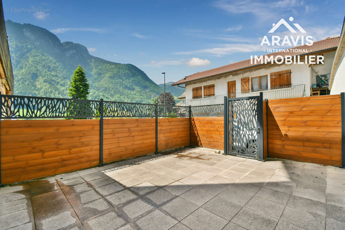 EXCLUSIVITÉ   Appartement entièrement rénové avec terrasse et stationnements - photo 8
